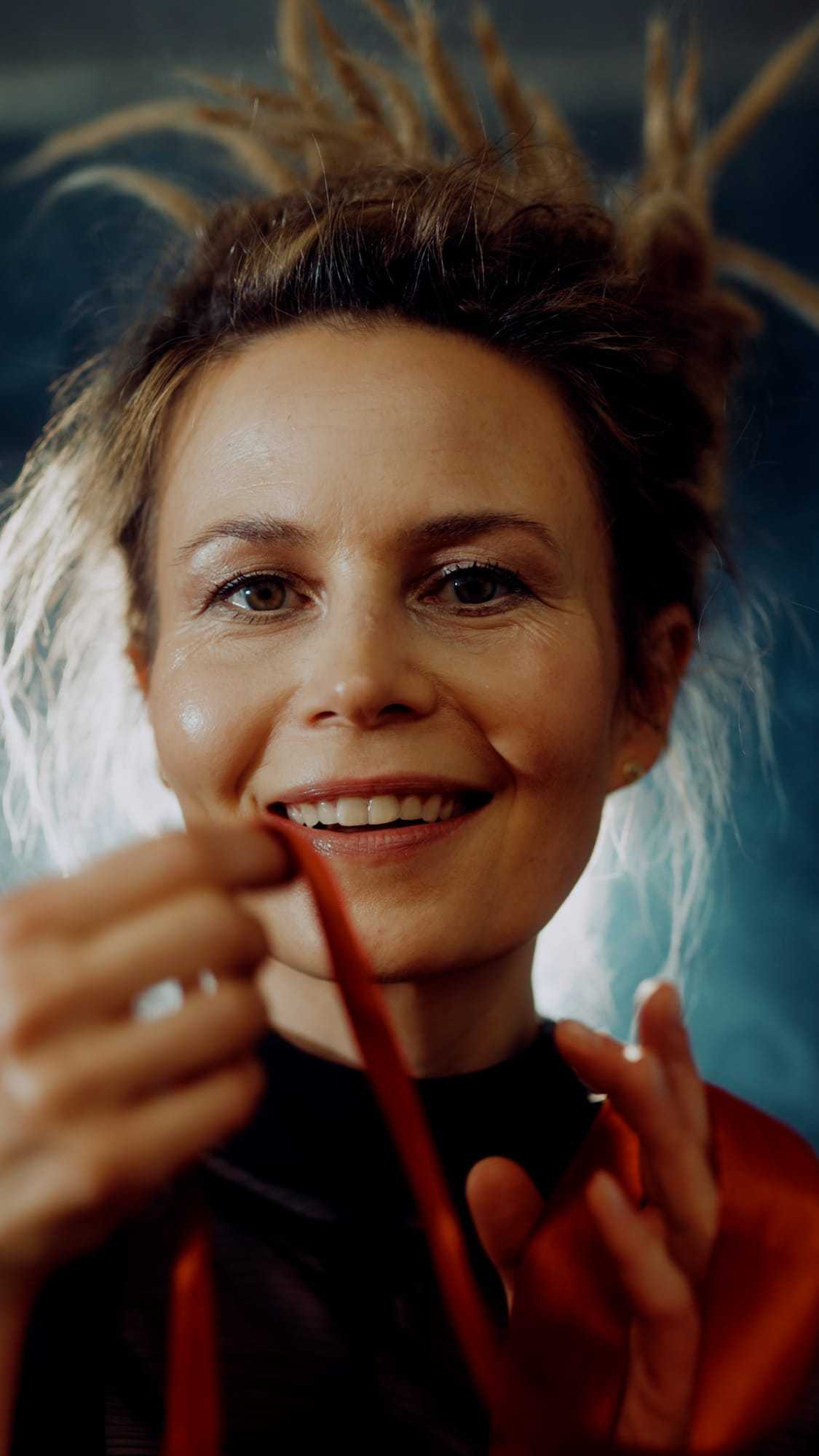 Portret aktorki ze wstążką, w ciepłym świetle